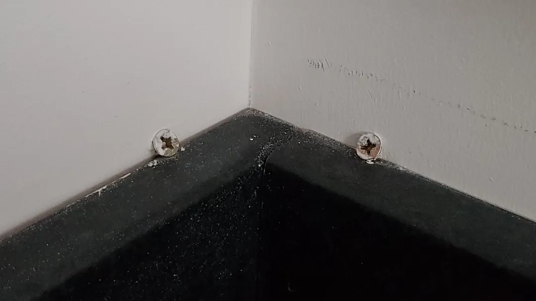 Screws to hold kitchen worktop backsplash